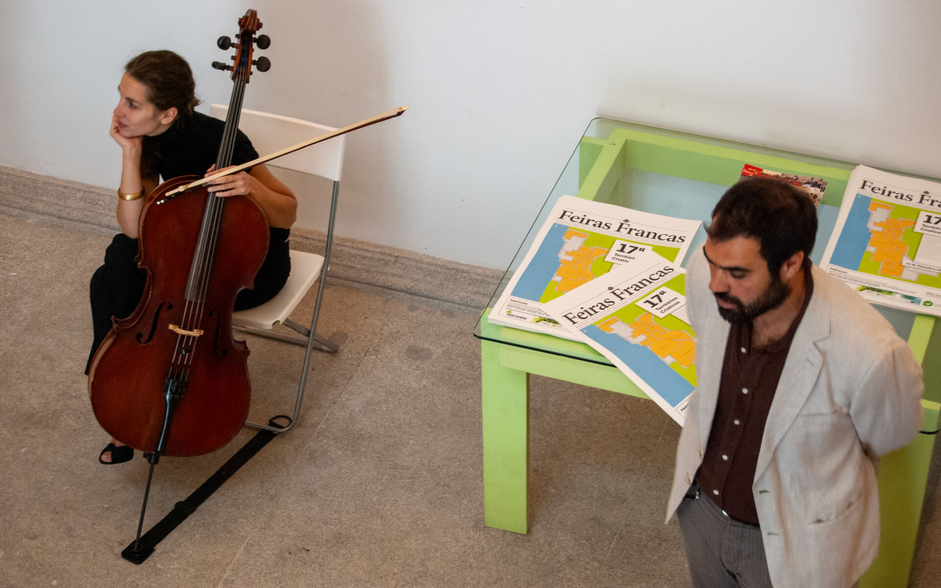 Performance in Feiras Francas - Territórios Criativos with illustration